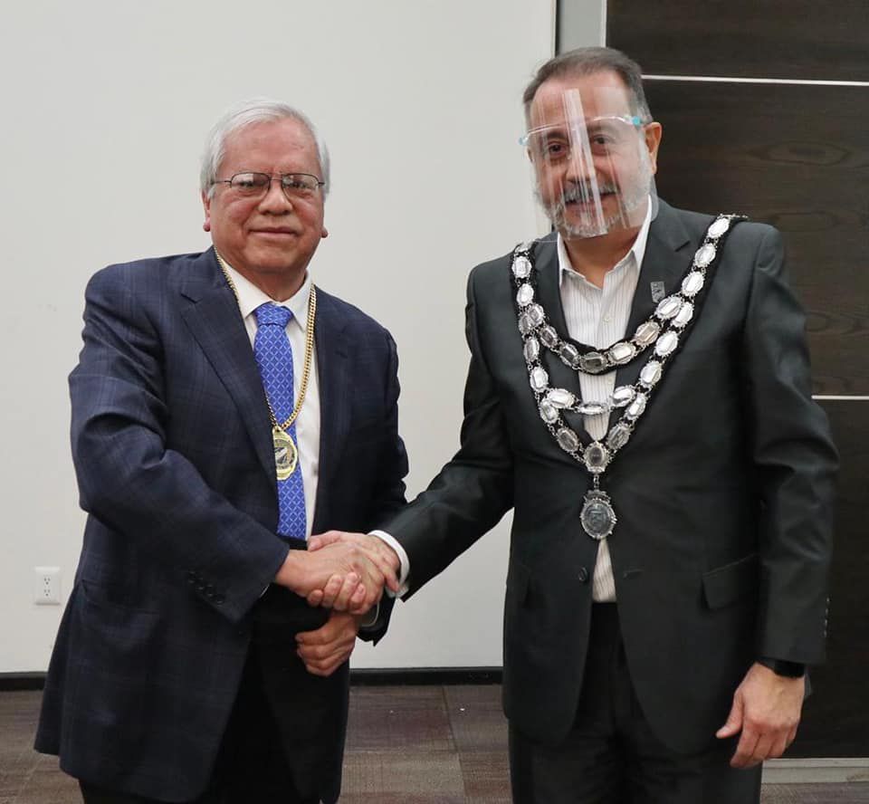 Felipe Mendoza, outgoing president, presents the president's necklace to the newly appointed Roberto Echevería. Felipe Mendoza, outgoing president, presents the president's necklace to the newly appointed Roberto Echevería.